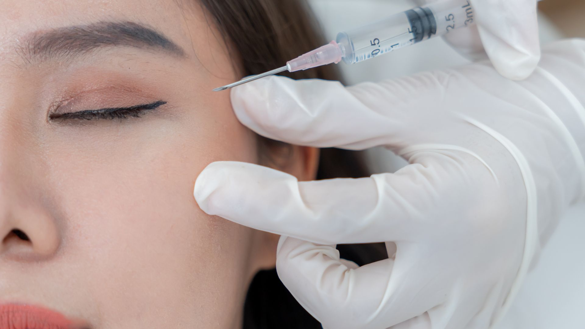 Descubra a importância dos cuidados pós-procedimento estético para garantir resultados duradouros e transformar sua autoestima.