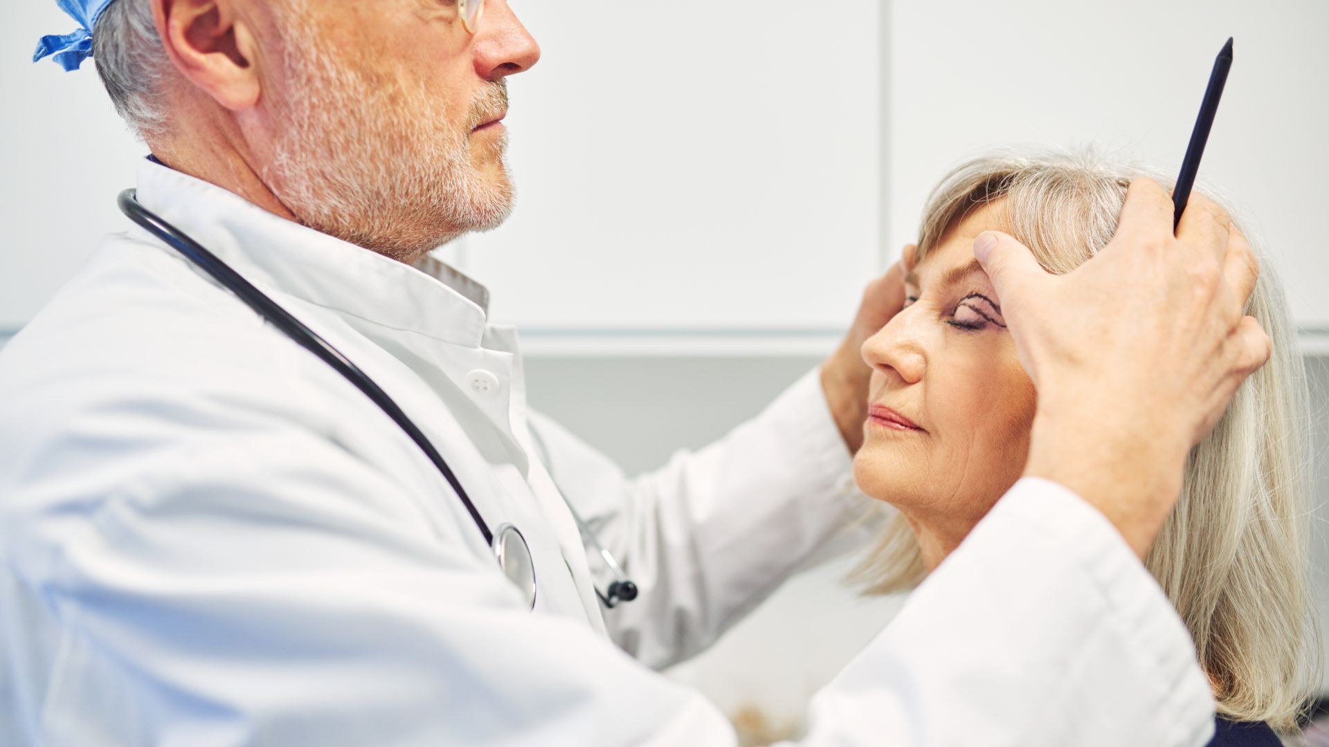 Descubra como se preparar para sua consulta de cirurgia plástica com perguntas essenciais sobre procedimentos