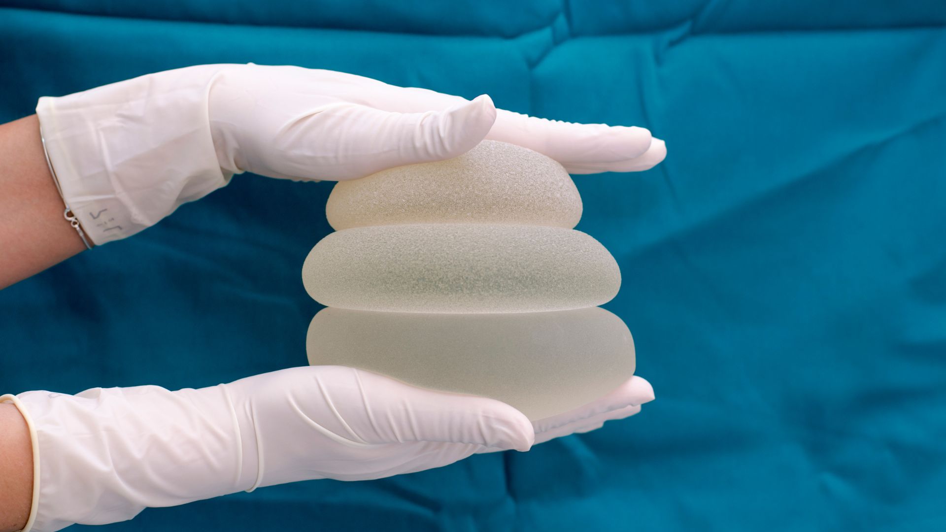 Descubra as diferenças entre próteses de silicone redondas e anatômicas para mamoplastia. Escolha com um especialista e atinja suas expectativas!