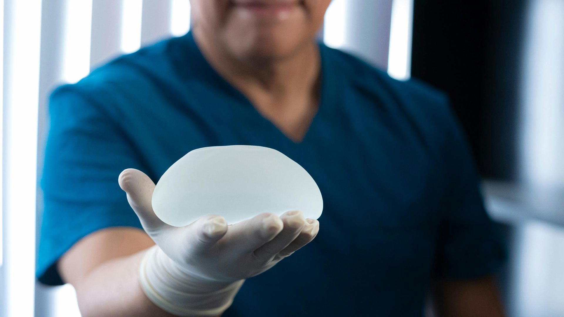 Descubra como a amamentação afeta a estética mamária e quando é seguro realizar a cirurgia de implante mamário. Informações essenciais!